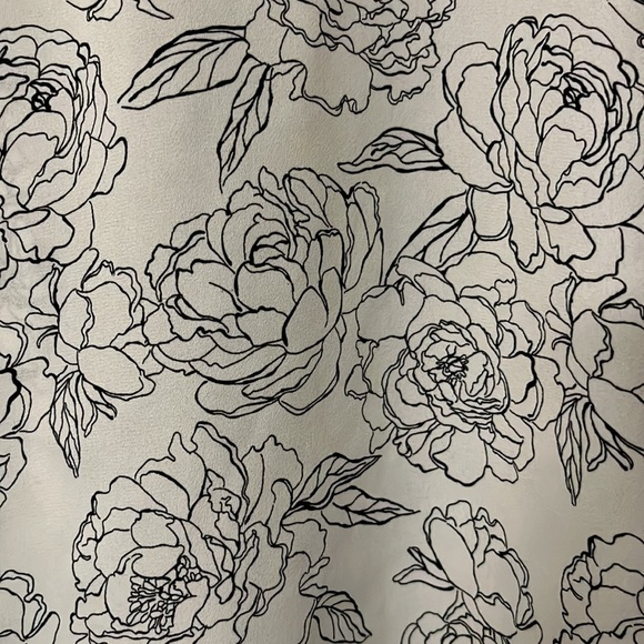 41 hawthorn button down back white rose print blouse, - Picture 2 of 5